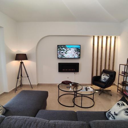 Grey Swan - Modern & Stylish Apartment With Private Parking Volos Eksteriør bilde
